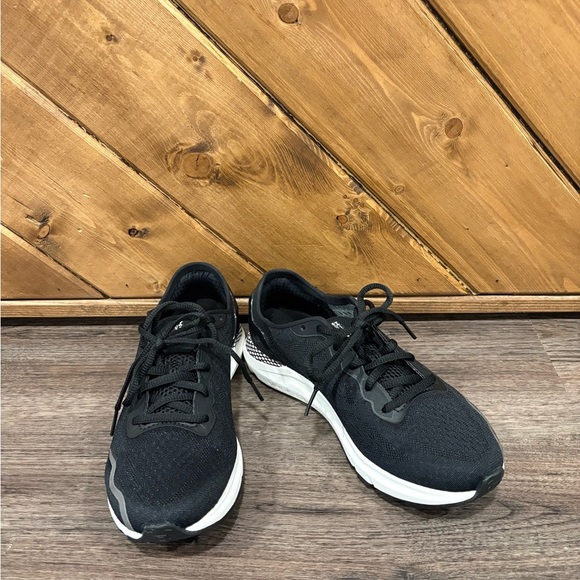 🆕 Under Armour Black and White Women’s Shoes. Size 7.5 - Picture 6 of 7